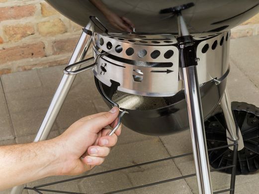Угольный гриль Weber Master-Touch GBS E-5750 57 см, черный
