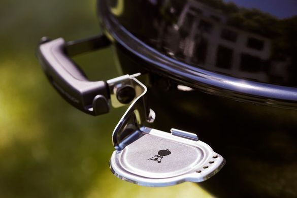 Угольный гриль Weber Master-Touch GBS E-5750 57 см, черный