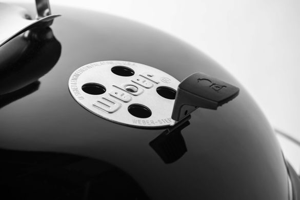 Угольный гриль Weber Master-Touch GBS E-5750 57 см, черный
