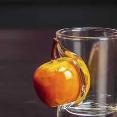 Рюмка с фруктами под заказ &ndash; груша, яблоко, гранат, мандарин, вишня