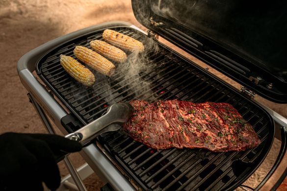 Газовый гриль Weber Traveler черный